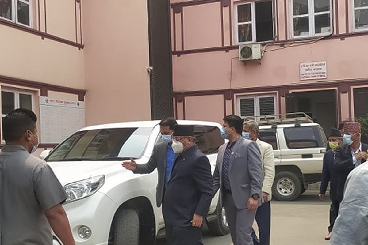 एमाले र माओवादी केन्द्र अलग हुने सर्वोच्चको फैसलाविरुद्ध पुनरवलोकन दर्ता गर्न सर्वोच्च अदालत पुगेका प्रचण्ड